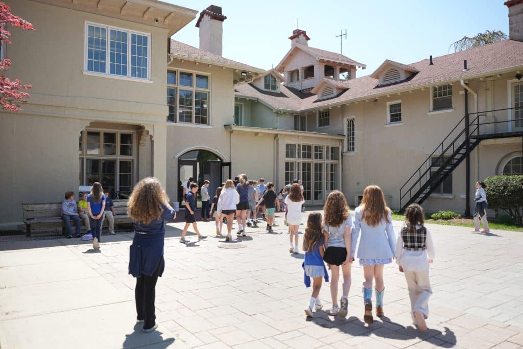 Students walking in schoolyard.
